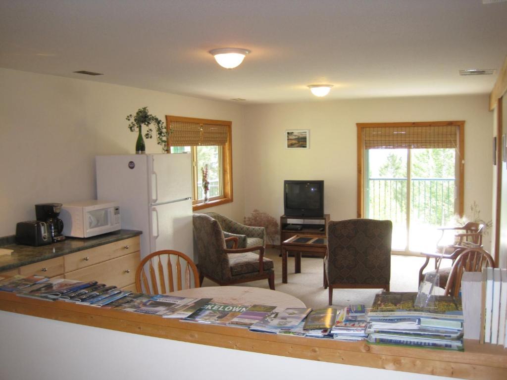 Wild Nature B&B Kelowna Ruang foto